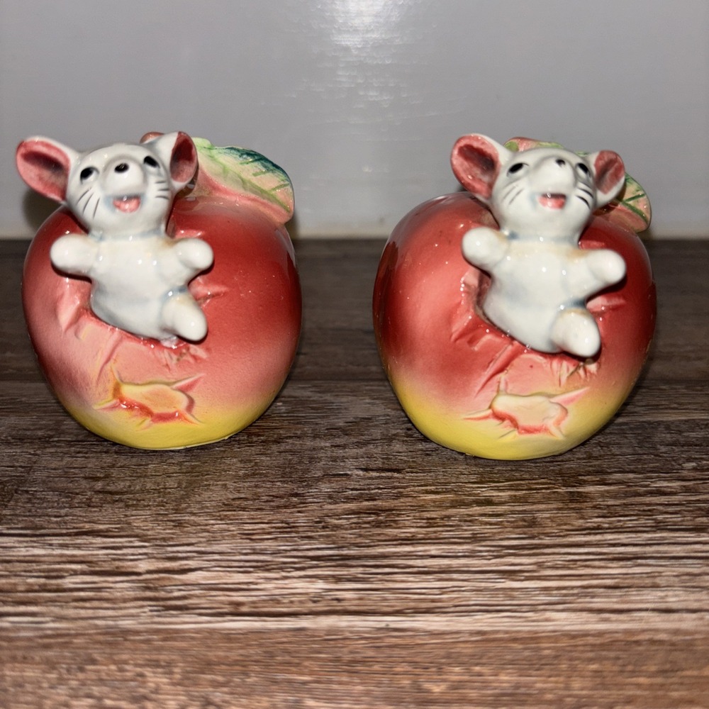GIFTCRAFT MOUSE & APPLE CERAMIC SALT & PEPPER SHAKERS VINTAGE JAPAN